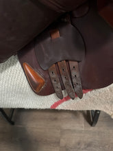 Load image into Gallery viewer, 17.5 Devoucoux Biarritz 2006 Jump Saddle