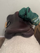 Load image into Gallery viewer, 17” Devoucoux Biarritz English Jump Saddle