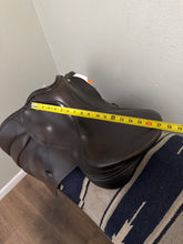 Load image into Gallery viewer, 17.5” Albion Legend 5000 Dressage Saddle