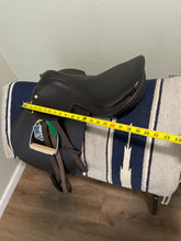 Load image into Gallery viewer, 16.5” Barnsby Pegasus Jump Saddle