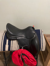 Load image into Gallery viewer, 17” Equipe Monoflap Dressage Saddle