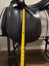 Load image into Gallery viewer, 17.5” Karl Nuerdersuss Dressage Saddle