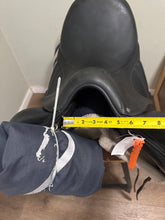 Load image into Gallery viewer, 17” Antares Cadence Monoflap 2005 Dressage Saddle