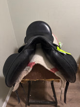 Load image into Gallery viewer, 18" Cardhu Monoflap Dressage Saddle