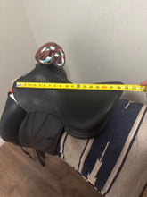 Load image into Gallery viewer, 17” Voltaire Adelade 2017 Dressage Saddle