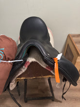Load image into Gallery viewer, 17.5” Voltaire  Adelaide Monoflap Dressage Saddle