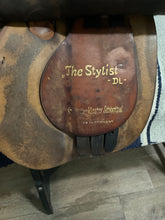 Load image into Gallery viewer, 17.5” Courbette Jump Saddle