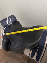 Load image into Gallery viewer, 17” Antares Cadence Monoflap 2005 Dressage Saddle