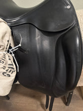 Load image into Gallery viewer, 17” Hermes Corlandus Monoflap Dressage Saddle