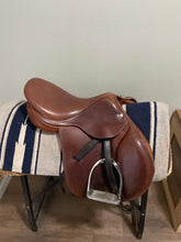 Load image into Gallery viewer, 16.5” 2005 Antares Jump Saddle