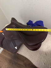 Load image into Gallery viewer, 17” Bates Adjustable Jump English Saddle
