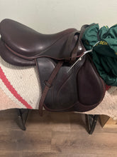 Load image into Gallery viewer, 17” Devoucoux Biarritz English Jump Saddle