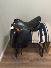 Load image into Gallery viewer, 17” Prestige 2000 Dressage Saddle