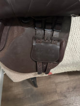 Load image into Gallery viewer, 17” Bates Adjustable Jump English Saddle