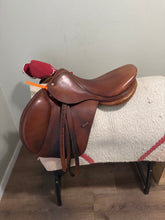 Load image into Gallery viewer, 17.5” Devoucoux Biarritz Jump English Saddle