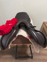 Load image into Gallery viewer, 17” Albion English Jump Saddle