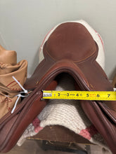 Load image into Gallery viewer, 17.5 Pessoa Heritage Jump Saddle