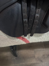 Load image into Gallery viewer, 17.5” CWD SE001 English Jump Saddle
