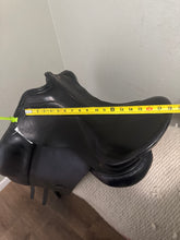 Load image into Gallery viewer, 18" Albion Dressage Saddle