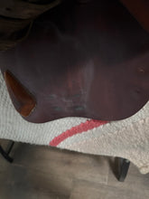 Load image into Gallery viewer, 17.5 Devoucoux Biarritz 2006 Jump Saddle