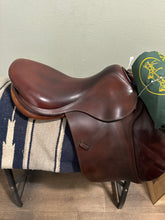 Load image into Gallery viewer, 17.5” Devoucoux Biarritz 2A Jump Saddle
