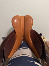Load image into Gallery viewer, 16.5” Pessoa Rodrigo English Saddle
