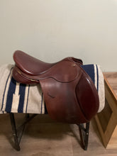 Load image into Gallery viewer, 16” Bates Adjustable English Saddle