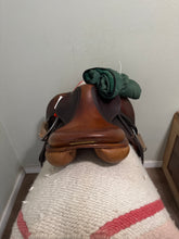 Load image into Gallery viewer, 17.5 Devoucoux Biarritz 2006 Jump Saddle