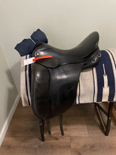 Load image into Gallery viewer, 17.5” Schleese Dressage Saddle