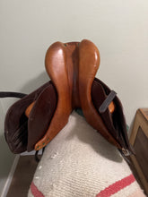 Load image into Gallery viewer, 17.5 Devoucoux Biarritz 2006 Jump Saddle