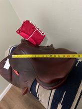 Load image into Gallery viewer, 17.5&quot; CWD Monoflap  English Saddle SE09