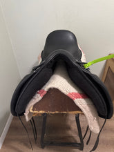 Load image into Gallery viewer, 18” XW Frank Baines Monoflap Dressage Saddle