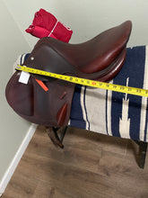 Load image into Gallery viewer, 17.5&quot; CWD Monoflap  English Saddle SE09