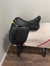 Load image into Gallery viewer, 18” XW Frank Baines Monoflap Dressage Saddle