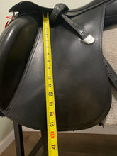 Load image into Gallery viewer, 18&quot; Bates Innova Dressage Saddle