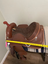 Load image into Gallery viewer, 15.5” Wintec Synthetic Western Saddle