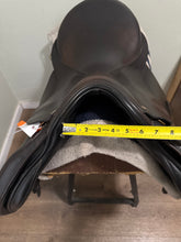 Load image into Gallery viewer, 17.5” Albion Legend 5000 Dressage Saddle