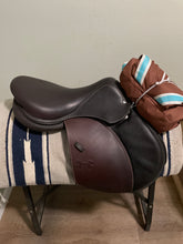 Load image into Gallery viewer, 17.5” Voltaire Palm Beach Jump Saddle