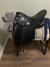 Load image into Gallery viewer, 17” Albion Platinum Dressage Saddle