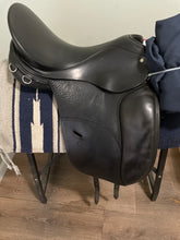 Load image into Gallery viewer, 17.5” Schleese Dressage Saddle