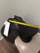 Load image into Gallery viewer, 17.5” Passier Dressage Saddle