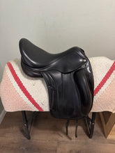 Load image into Gallery viewer, 17.5” Equipe Viktoria Monoflap Dressage Saddle