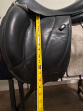 Load image into Gallery viewer, 18” Voltaire 2014 Monoflap Dressage Saddle