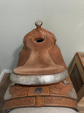 Load image into Gallery viewer, 16.5” Broken Horn Western Saddle