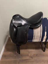 Load image into Gallery viewer, 17.5” CWD Monoflap Dressage Saddle