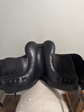 Load image into Gallery viewer, 17.5" Baines Dressage Saddle