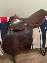 Load image into Gallery viewer, 17.5” Courbette Jump Saddle