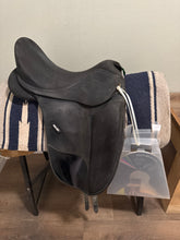 Load image into Gallery viewer, 16” Wintec Dressage Saddle