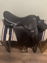 Load image into Gallery viewer, 17.5&quot; County AP Adjustable Dressage Saddle