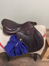 Load image into Gallery viewer, 17” Bates Adjustable Jump English Saddle